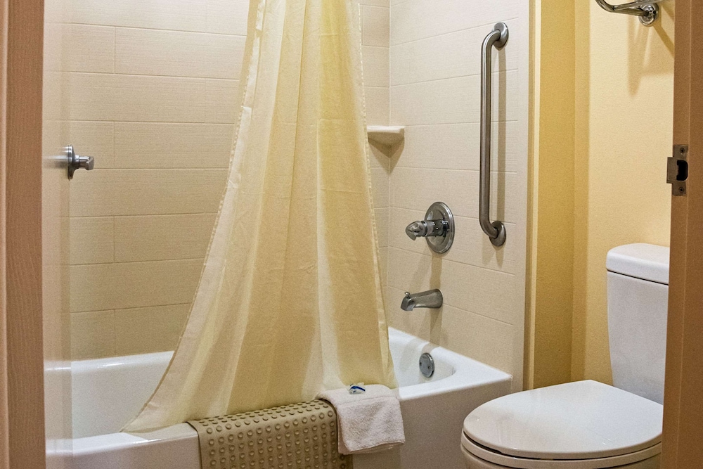 Rodeway Inn & Suites Clarksville near Governors Square Mall 10/22