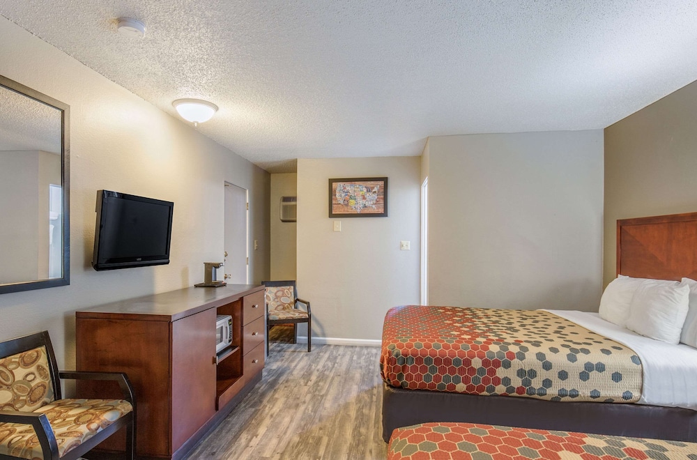 Econo Lodge Inn & Suites Yreka, CA 33/50