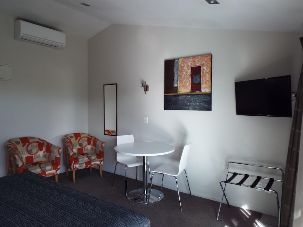 Avenue Motel 26/67