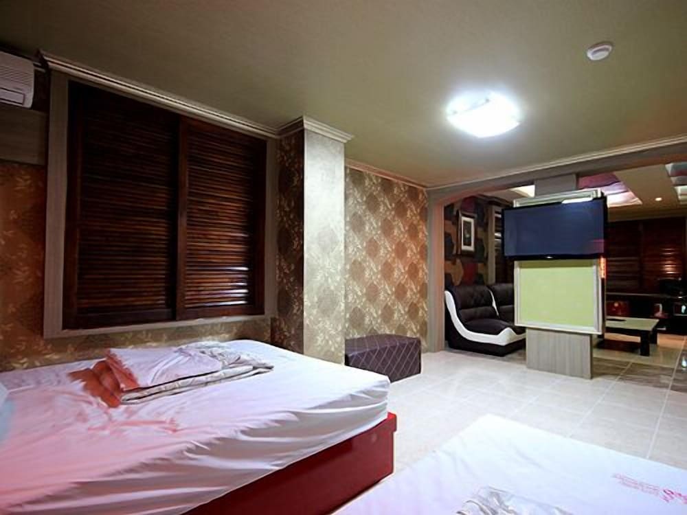 Brown Hotel 16/33