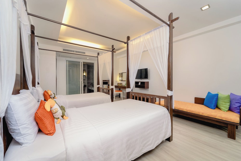 DELUXE ROOM
