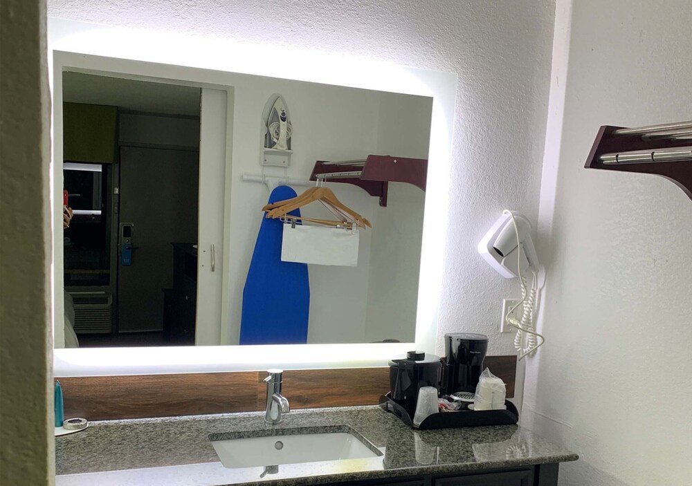 Lx Hotel A Travelodge By Wyndham 59/70