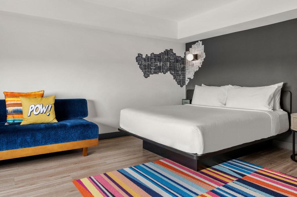 Savvy, Guest Room, King Bed, Large
