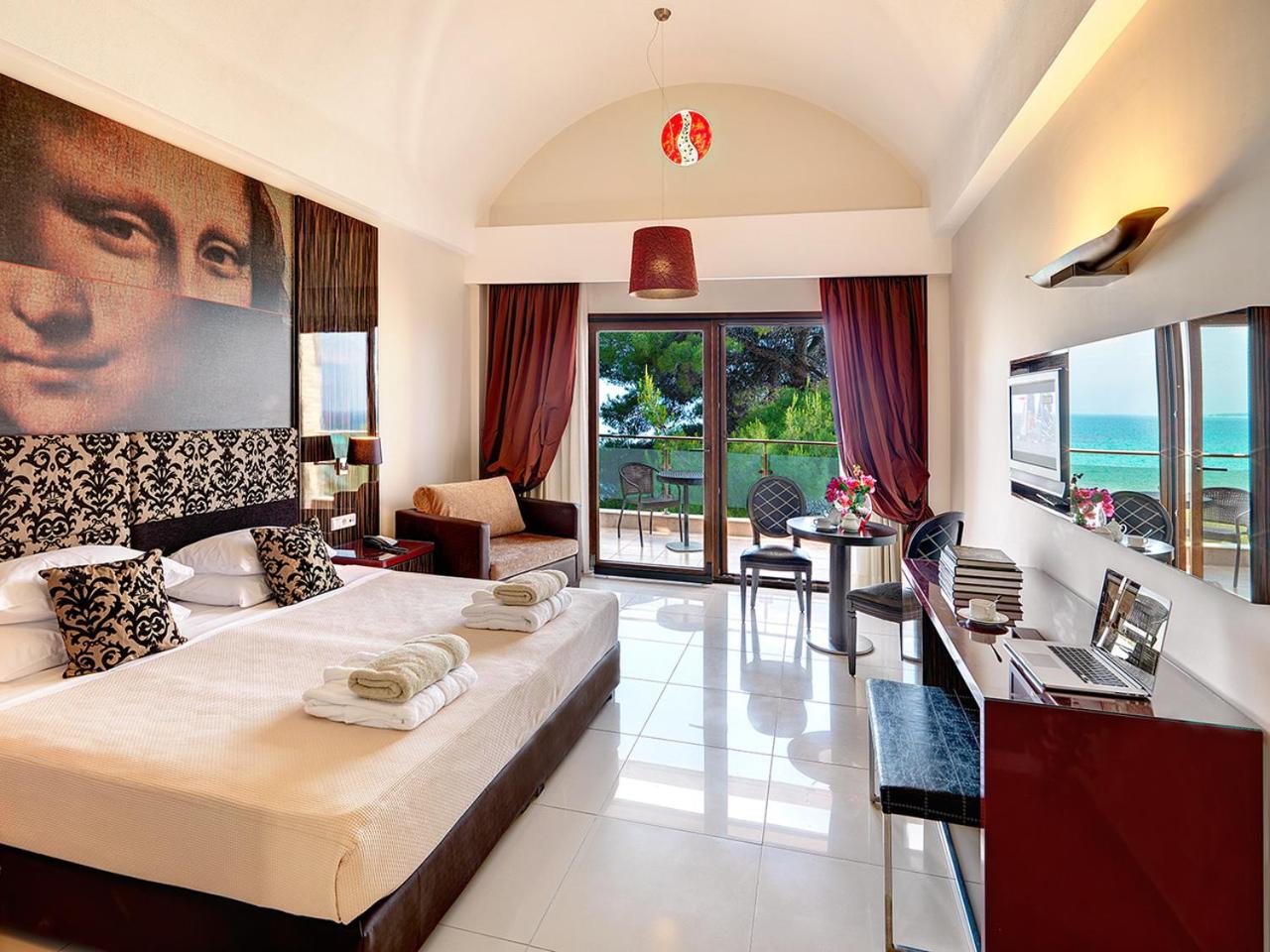 Deluxe, Double Bed, Lateral Side Sea View