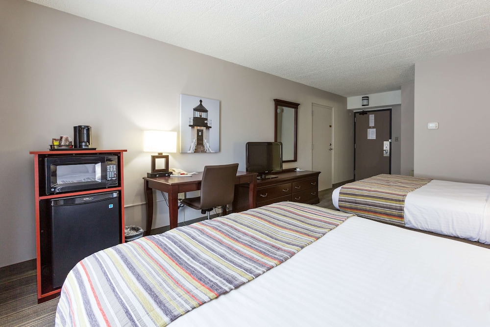 Country Inn and Suites by Radisson, Traverse City, MI 16/46