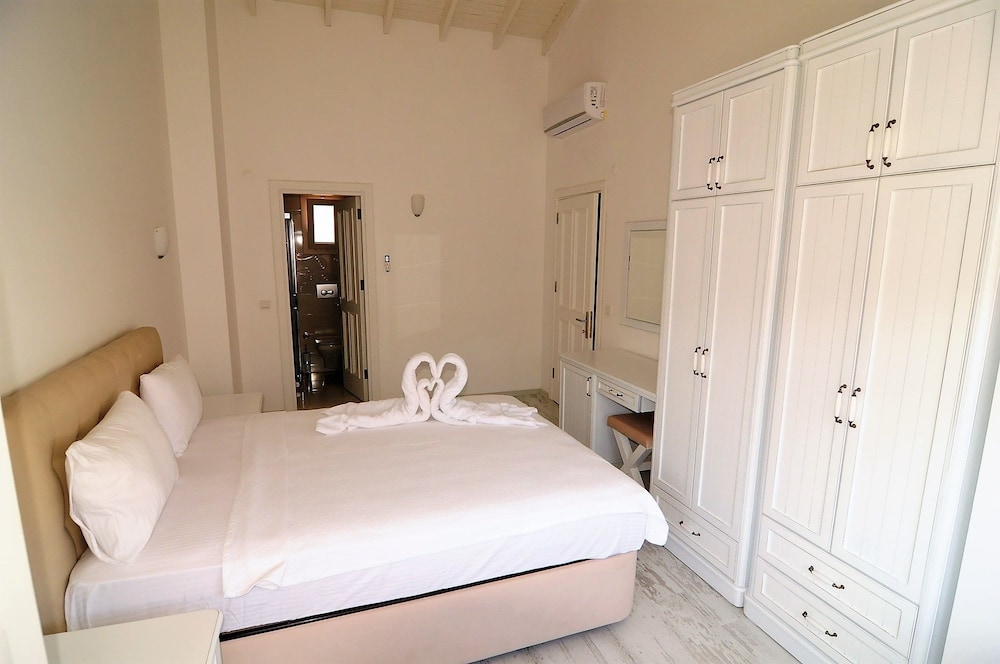 3 BEDROOMS, FAMILY, VILLA