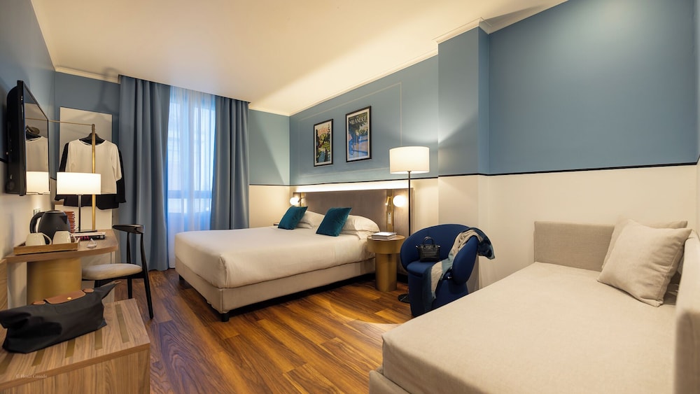 DELUXE, DOUBLE OR TWIN BED