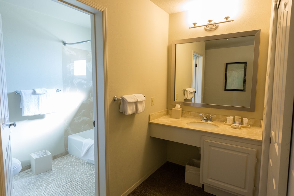 Cambria Landing Inn & Suites 25/35