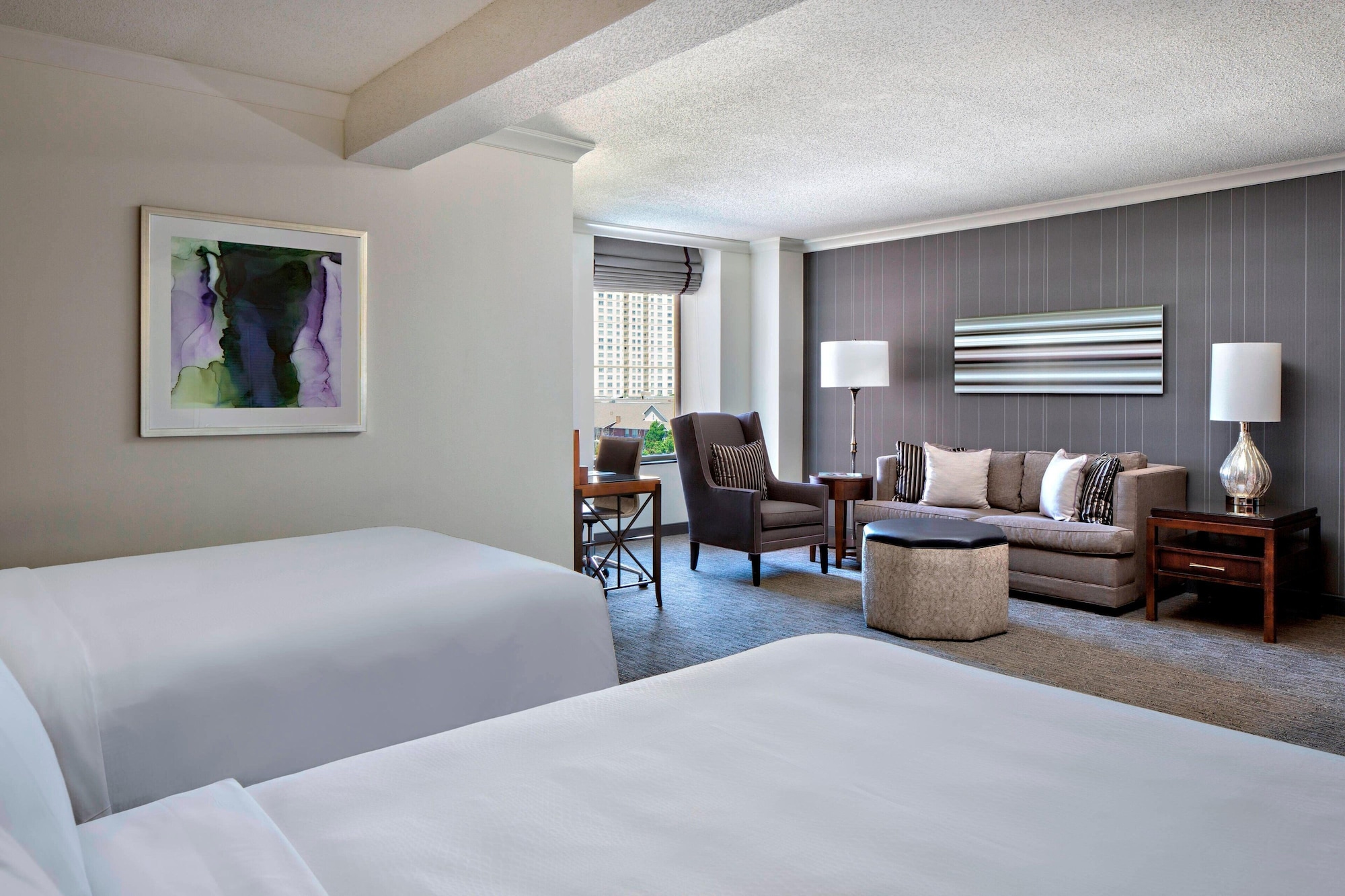 غرفة تنفيذية تنفيذية بسريرين كوين مع أريكة مع دخول الصالة، JW Marriott Houston by The Galleria 3/4