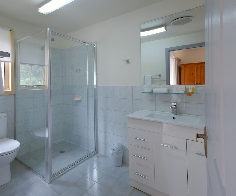 Room, 1 Queen and 1 Single Bed, Murphy Bed, River View، Riverview Boutique Motel 2/2