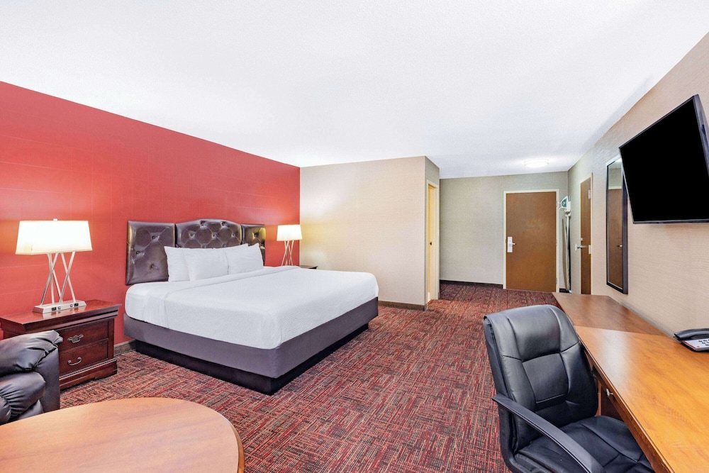 غرفة ديلوكس بسرير كينج، Ramada By Wyndham Grand Forks 5/10