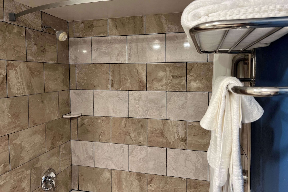 Quality Inn & Suites Louisville East 17/28