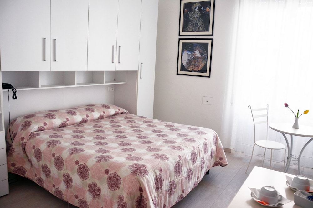 ROOM, DOUBLE OR TWIN BED, BALCONY