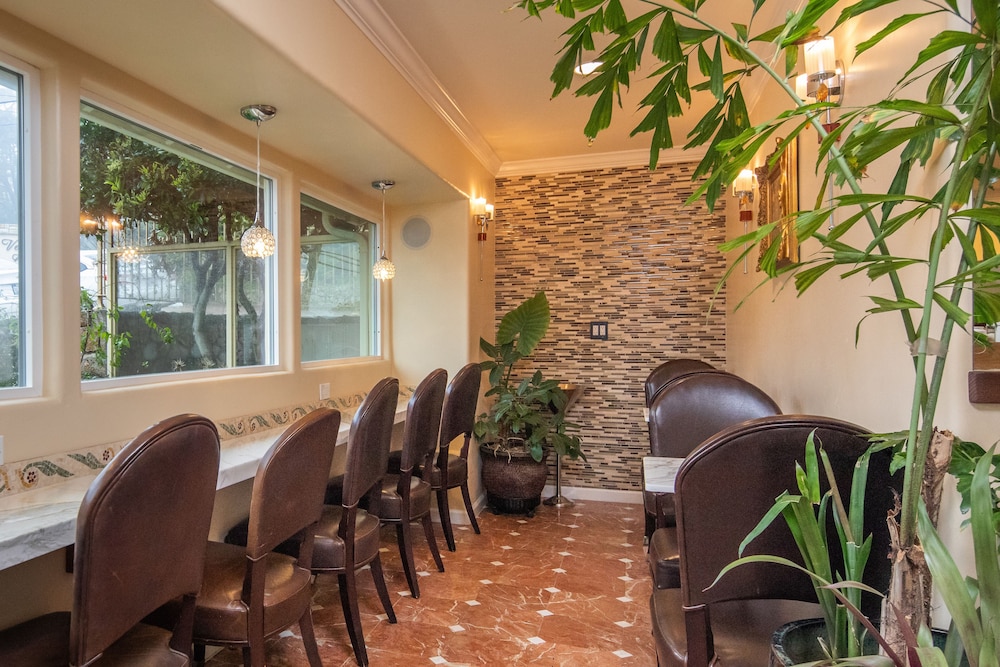 Vendange Carmel Inn and Suites 42/55