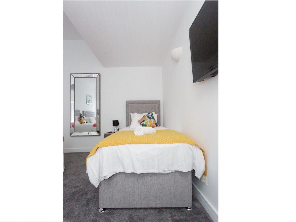 Deluxe, Apartment, 1 Single and 2 Double Beds, Private Bathroom، Live In Leeds Greenhill Bungalows 7/10