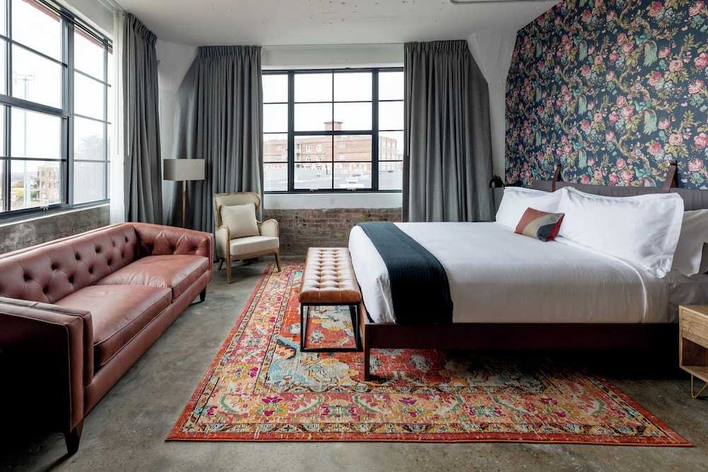 STUDIO, SUITE, KING BED