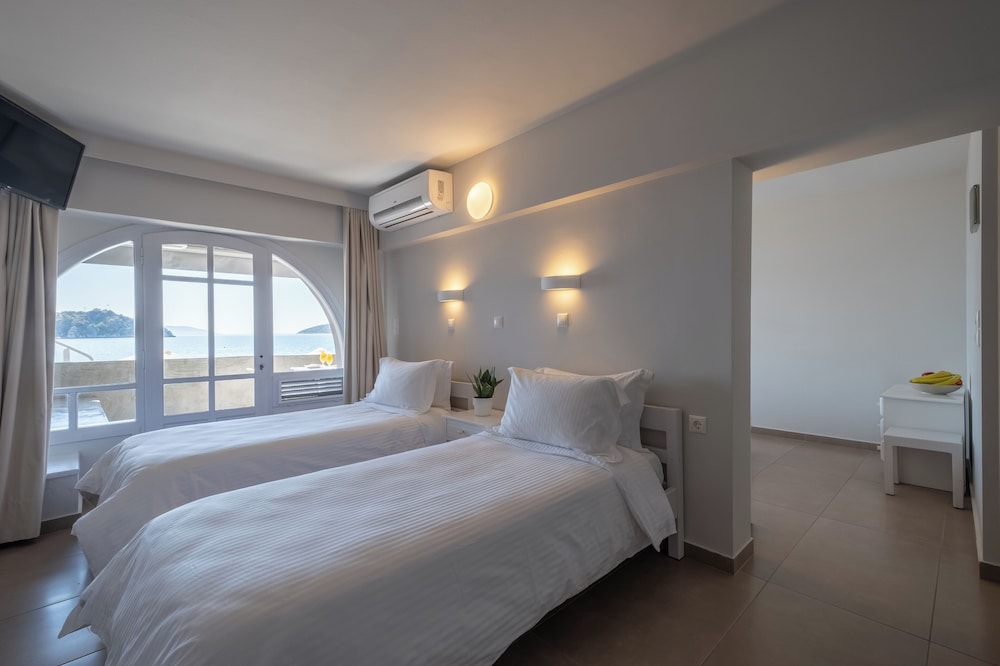 غرفة عائلية بسرير كوين وسريرين منفصلين بإطلالة على البحر في الطابق الأرضي، Nelly's Apartments 3/10