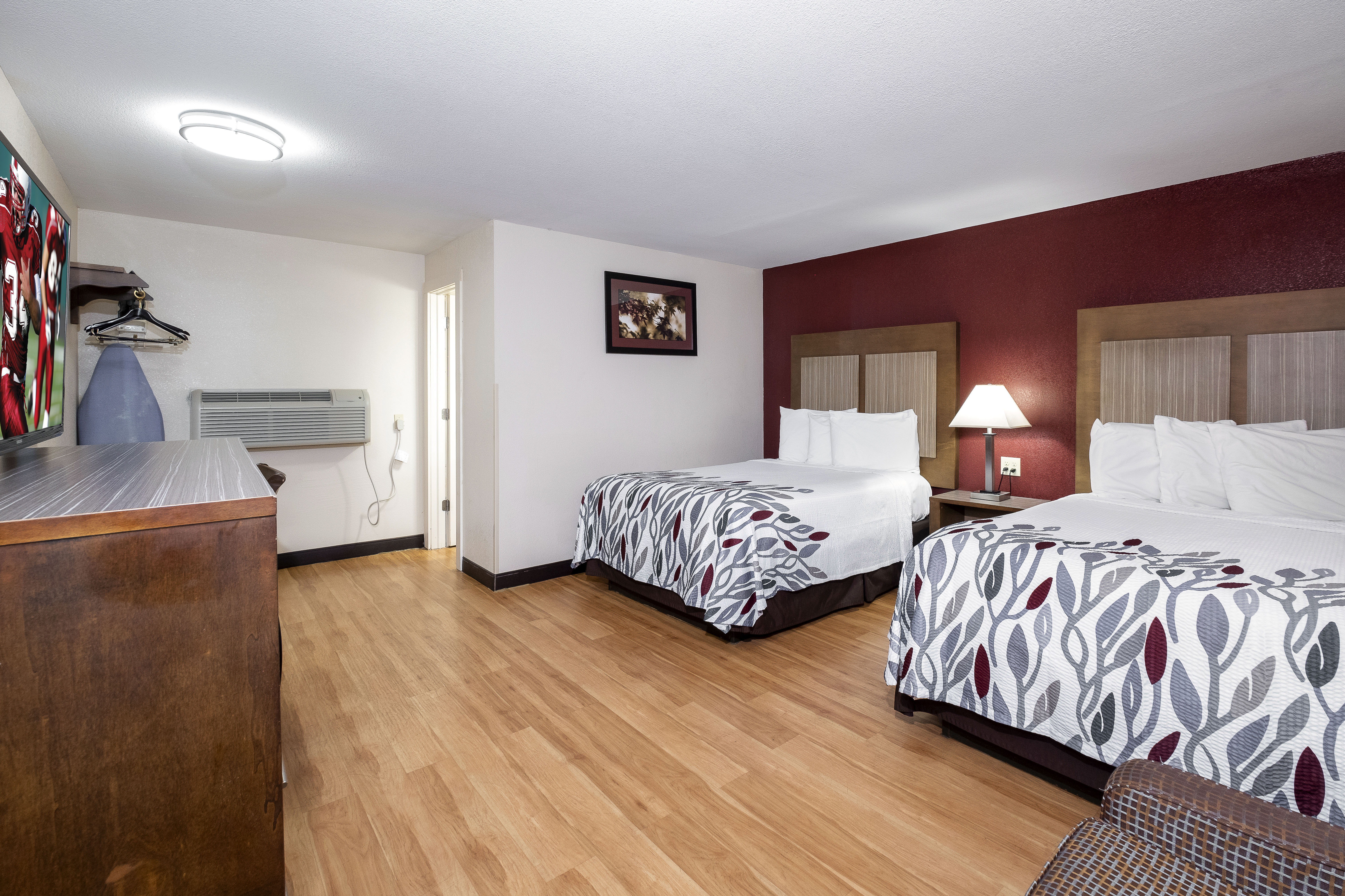 Deluxe, 2 Double Beds, Large, Red Roof Inn Neptune 4/8