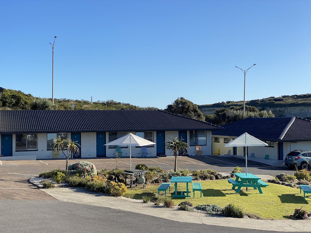 SOUTHERN OCEAN MOTOR INN 66/67