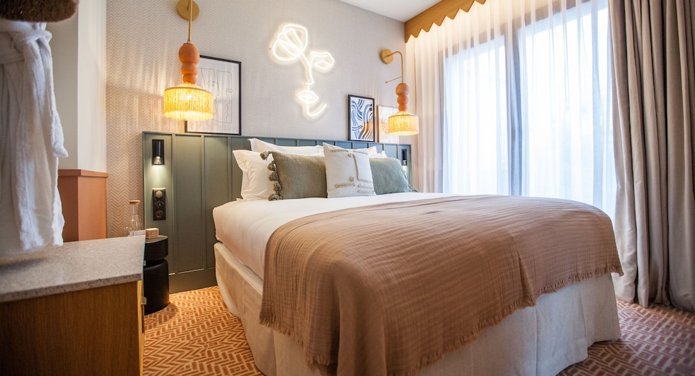 SUPERIOR, QUEEN BED