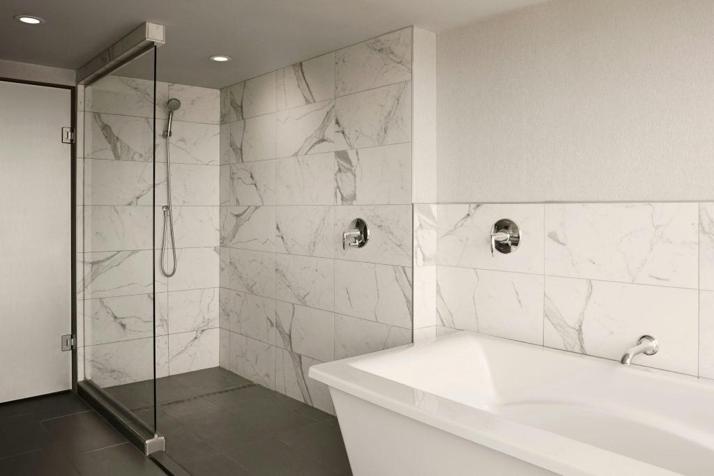 Suite, King Bed, Canadian Falls View, Falls View, Sofa, Balcony, Corner، Sheraton Fallsview Hotel 2/3