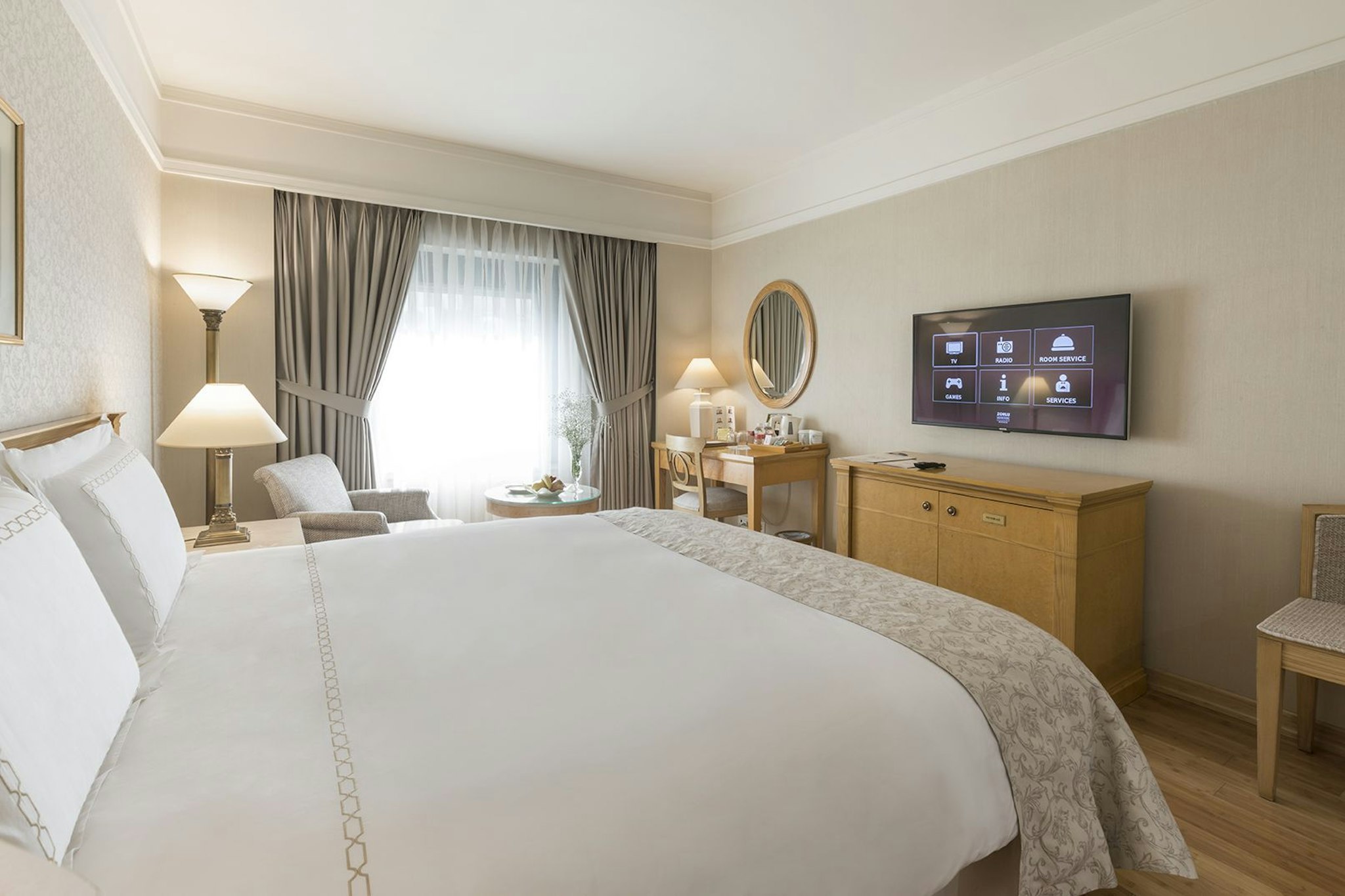 SUPERIOR, QUEEN BED