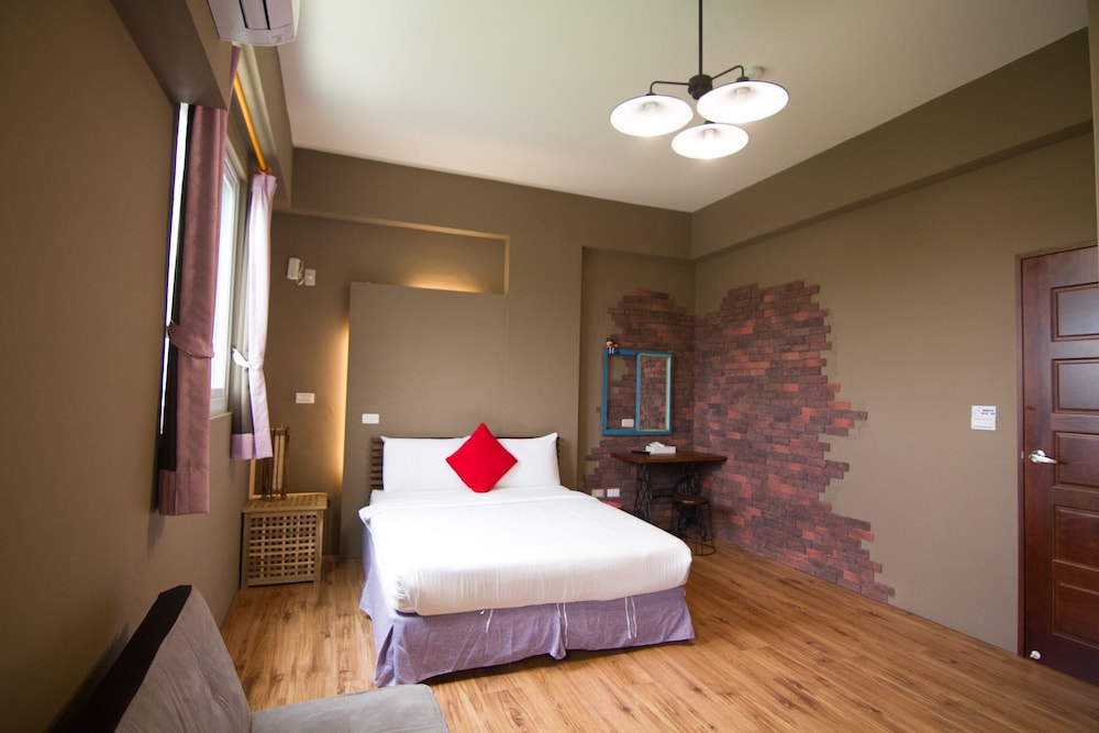 I'm Here B&amp;B 13/47