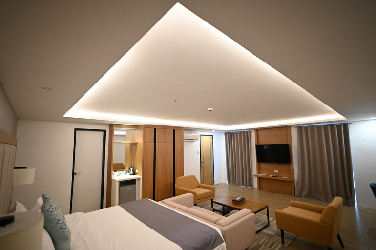 Junior Penthouse, Crown Hotel Palawan at Harbour Springs 2/4
