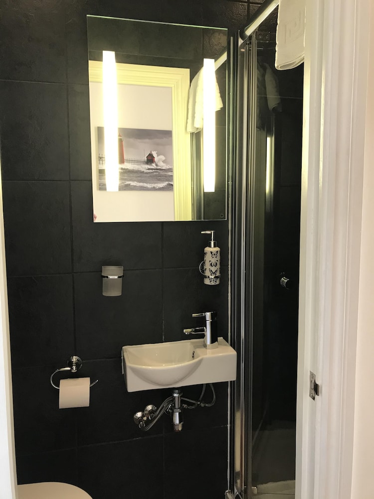 Cassandra Guest House 28/65
