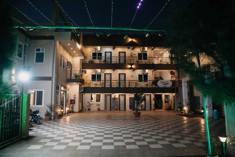 Hotel Maple Delite 4/18