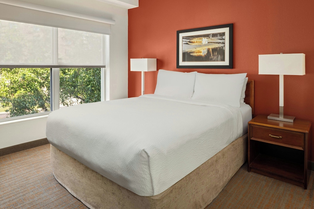 Studio, Queen Bed, Sofa, Accessible