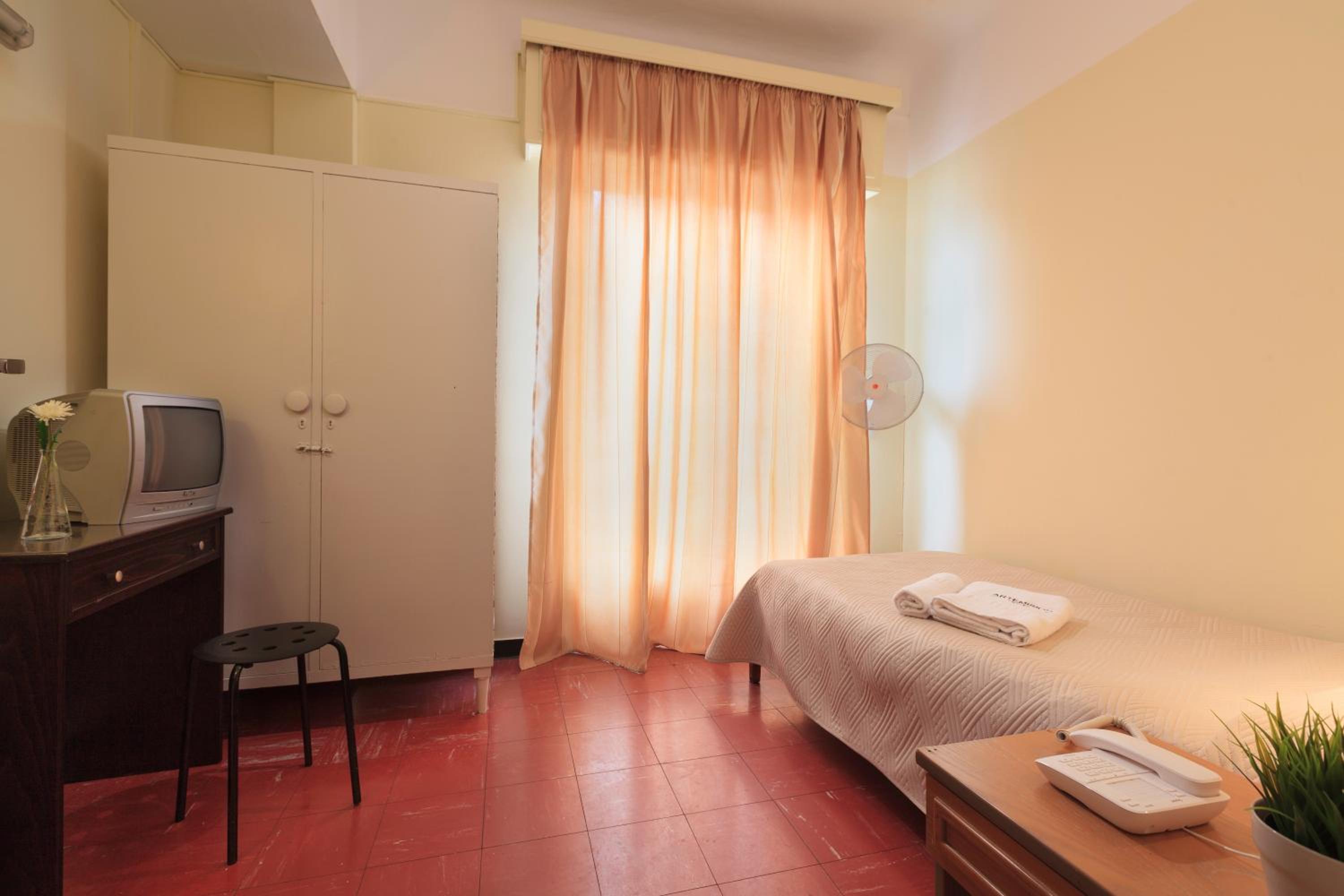 ROOM, SINGLE, SHARED BATHROOM