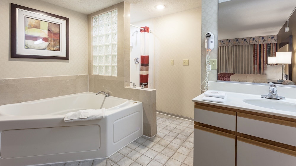 Red Roof Inn & Suites DeKalb 21/40