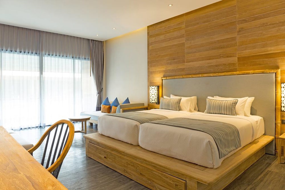 SUPERIOR, DOUBLE BED, POOL VIEW