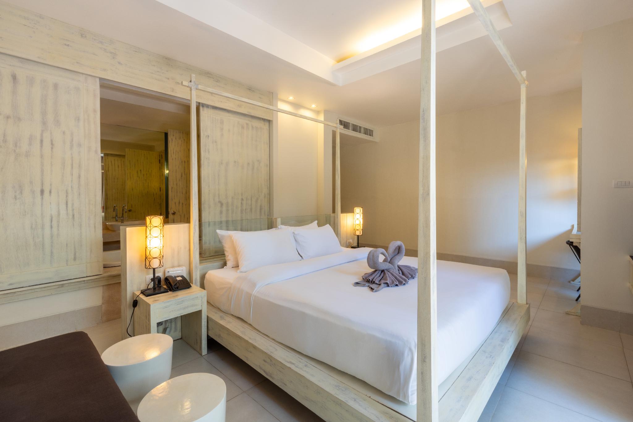 غرفة بسرير فردي بإطلالة على المسبح