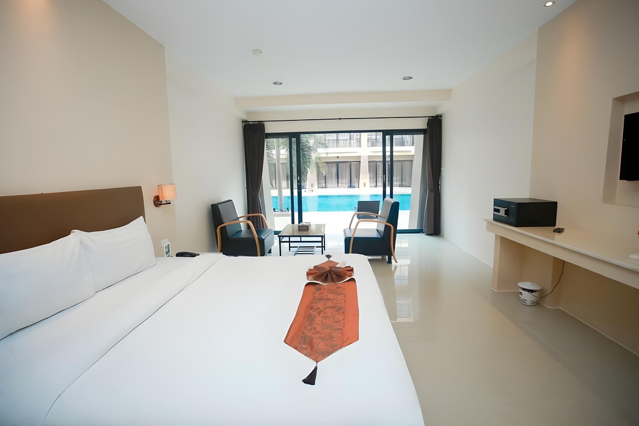 Deluxe, King Bed, Pool Access