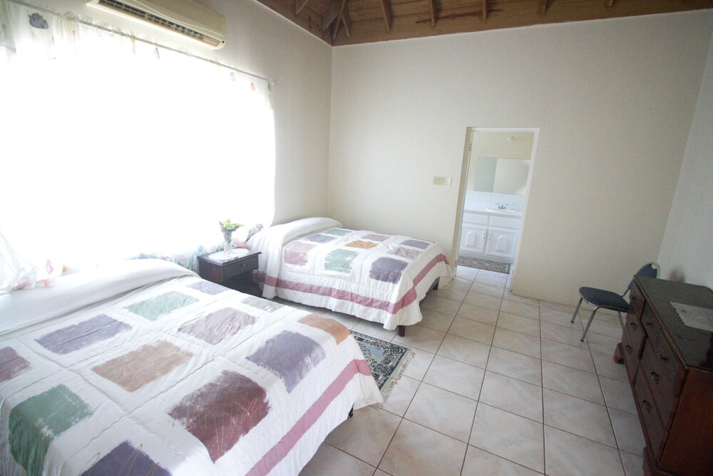 MULTIPLE BEDROOMS, FAMILY, VILLA, SEA VIEW, POOL ACCESS