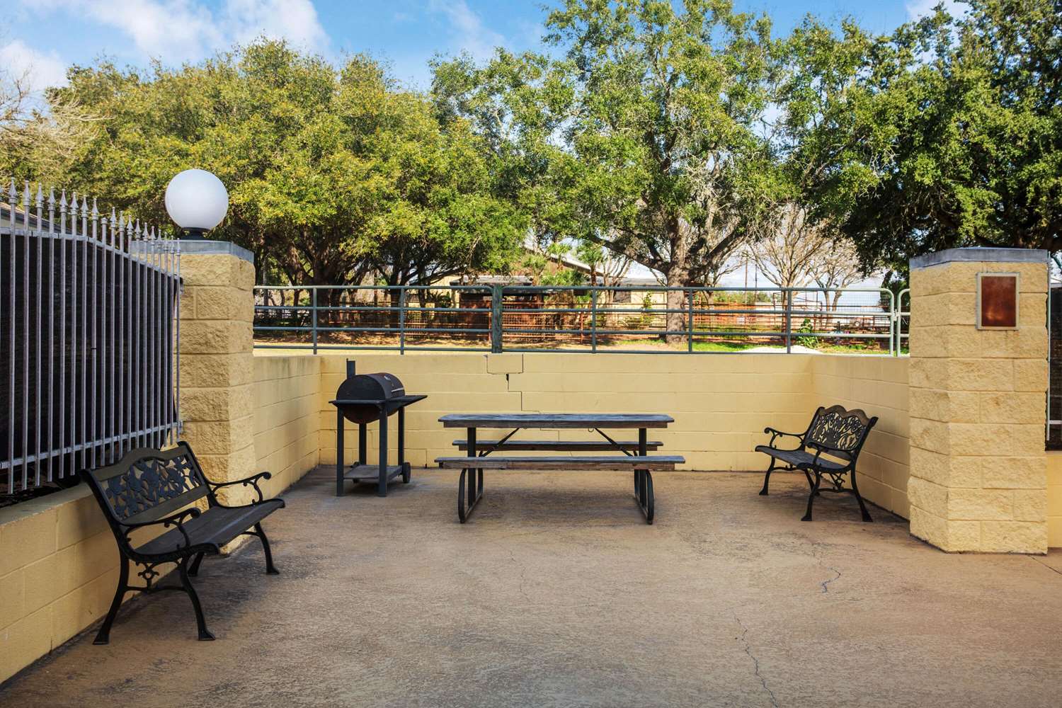 La Quinta Inn Suites Beeville 26/40
