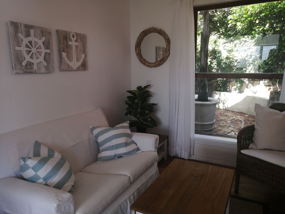 African Violet Guest Suites 28/50