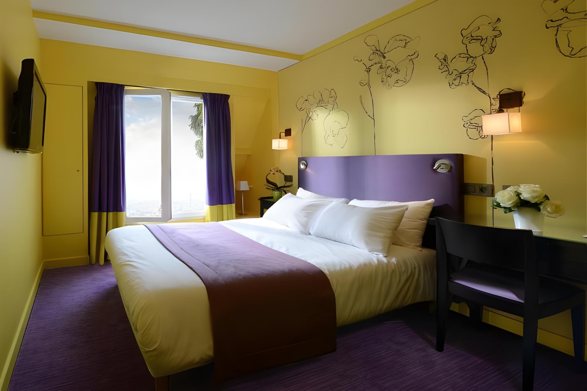 Room, 2 Double Beds, Street View