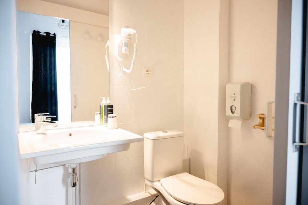 Brit Hotel Guingamp L Armor 48/50