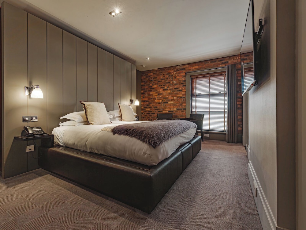 SIGNATURE, SUITE