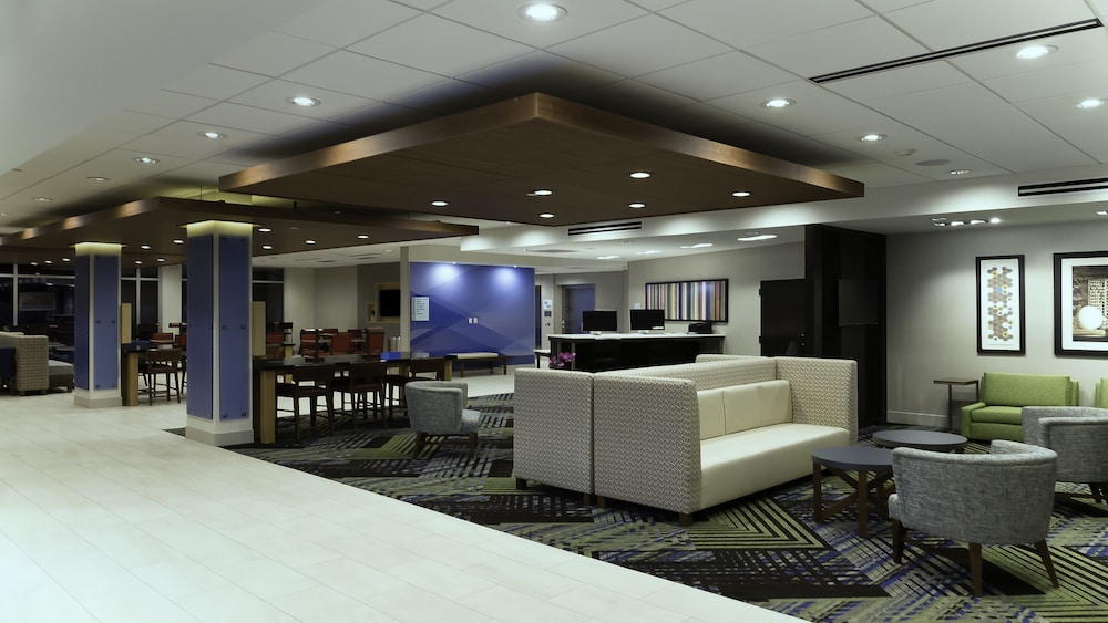 Holiday Inn Express Suites Tampa East Ybor City 32/56