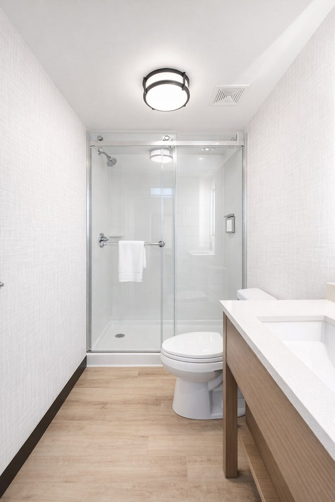 Holiday Inn Express Philadelphia Airport 50/50