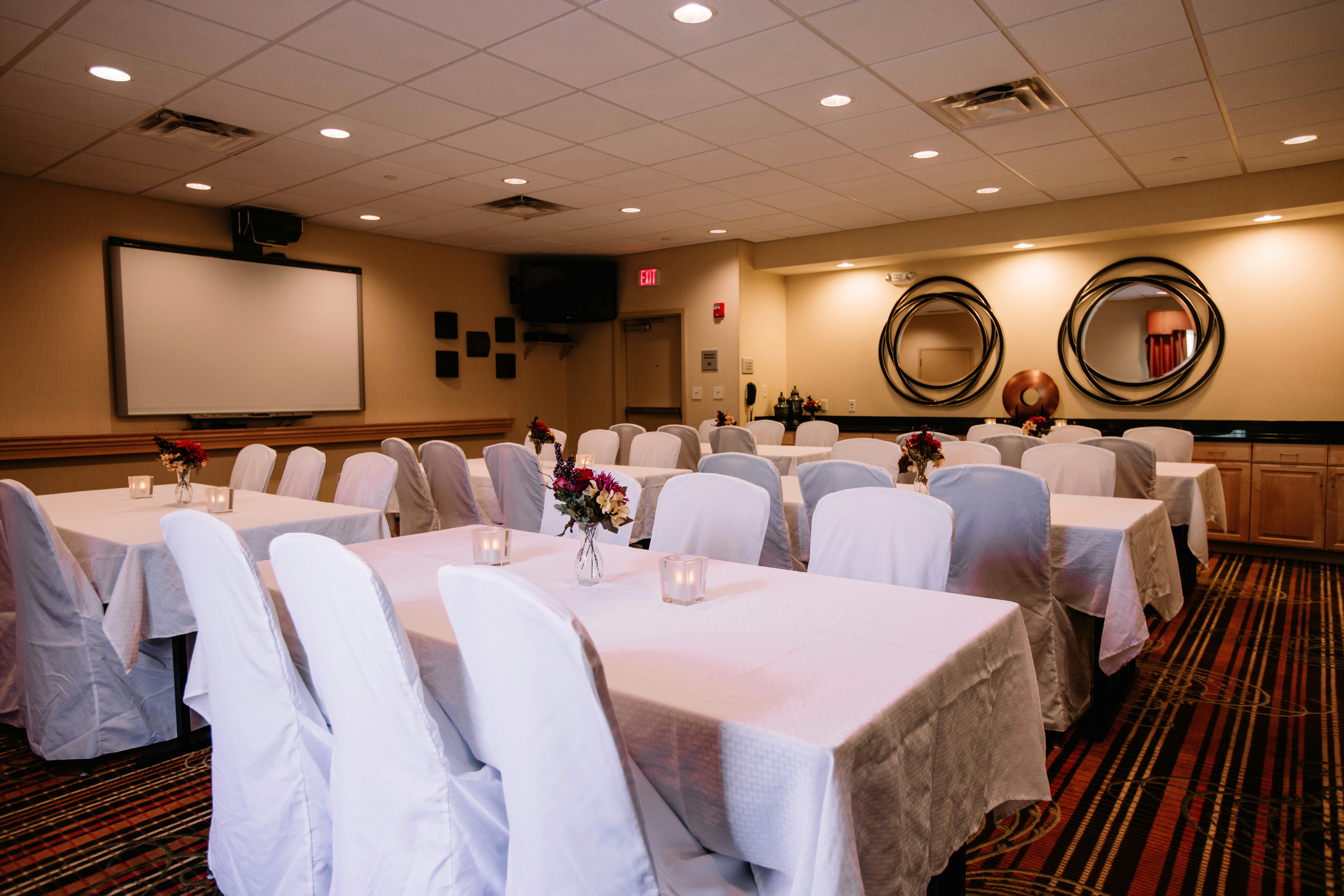 Hampton Inn & Suites Minot Airport 14/17