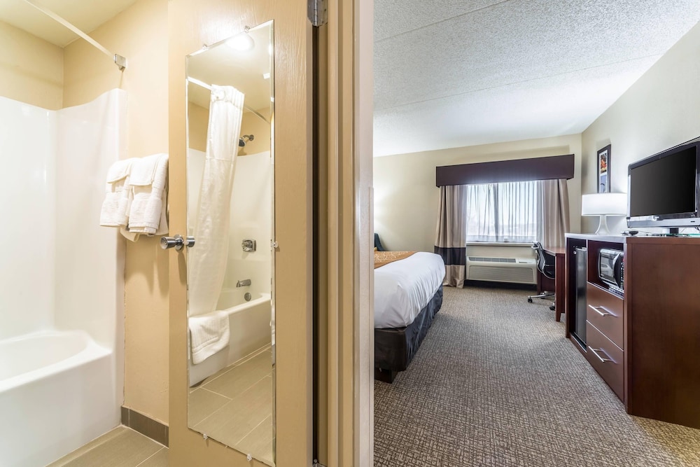 Standard, King Bed, Comfort Inn Festus-St. Louis South 7/7