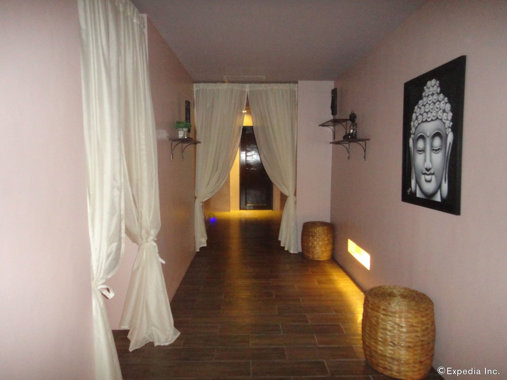 Golden Prince Hotel And Suites 24/50