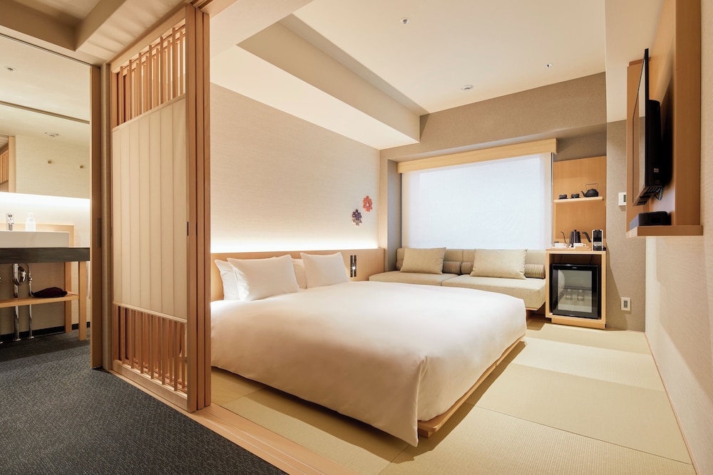ROOM, KING BED, CORNER
