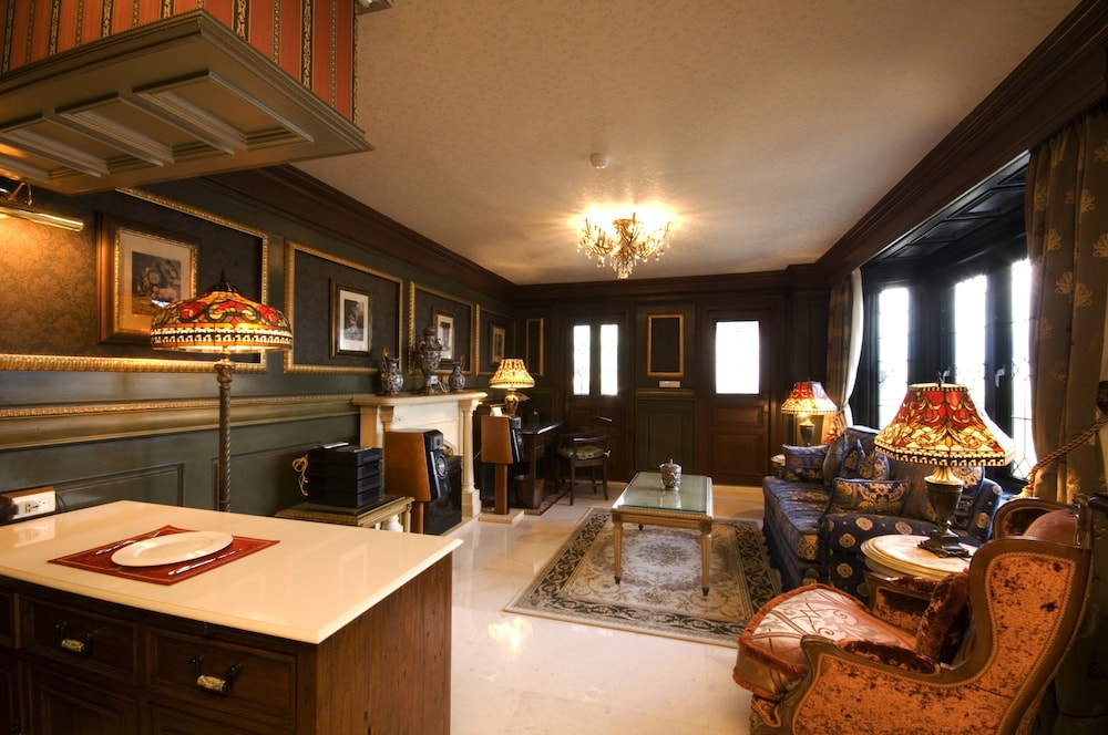 The Old England Manor 34/61