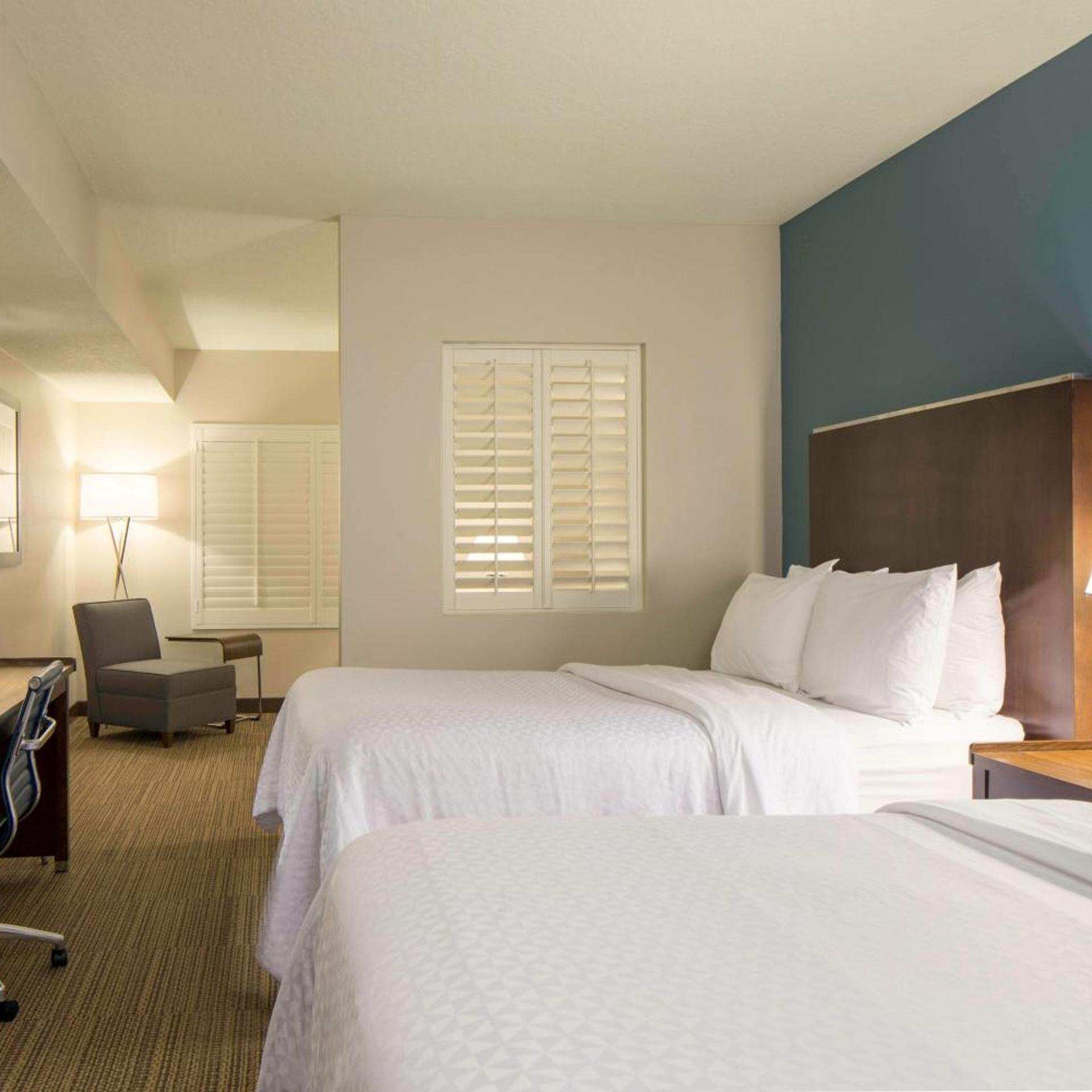 1 Bedroom, Junior Suite, 2 Queen Beds, Atrium View, Sofa